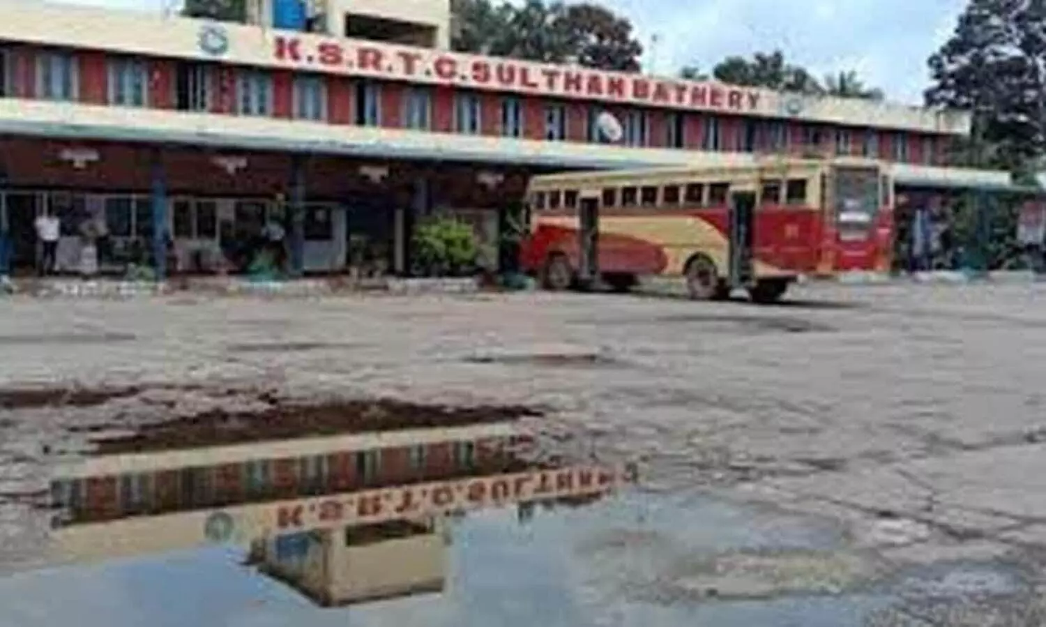 കെ.എസ്.ആർ.ടി.സി ബസ് നിർത്തിയിട്ട് ഡ്രൈവറും കണ്ടക്ടറും വിശ്രമിക്കാൻ പോയി, തിരിച്ചുവന്നപ്പോൾ ബസ് കാണാനില്ല; ആശങ്ക, അങ്കലാപ്പ്; ഒടുവിൽ കണ്ടെത്തി, ബസ് ബത്തേരി ഡിപ്പോയിൽ..!