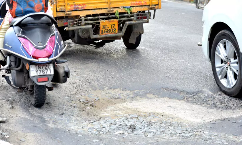 ഗോശ്രീ ഒന്നാംപാലത്തിൽ വീണ്ടും കുഴികൾ