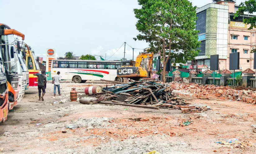 തൃ​ശൂ​ർ കെ.​എ​സ്.​ആ​ർ.​ടി.​സി സ്റ്റാ​ൻ​ഡ്; ഒ​ടു​വി​ൽ ​പൊ​ളിച്ചു തു​ട​ങ്ങി