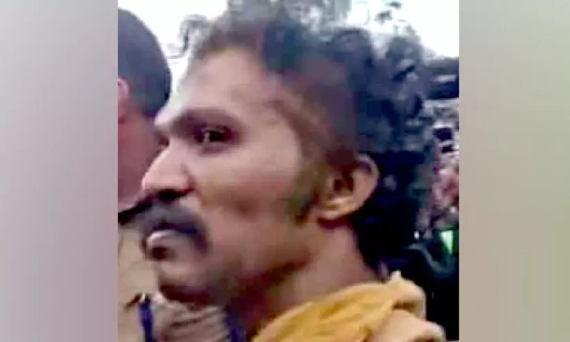 അച്ഛനെ വെട്ടിയശേഷം വീടിനു മുകളിൽ ഒളിച്ചിരുന്ന് മകൻ അച്ഛനെ വെട്ടിയശേഷം വീടിനു മുകളിൽ ഒളിച്ചിരുന്ന് മകൻ