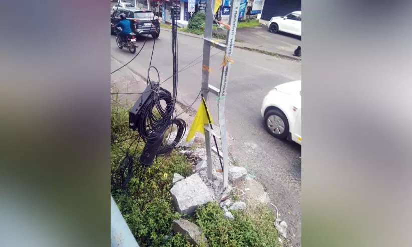 വൈദ്യുതി തൂണില് ലോറി ഇടിച്ചു; ദീർഘനേരം വൈദ്യുതി മുടങ്ങി വൈദ്യുതി തൂണില് ലോറി ഇടിച്ചു; ദീർഘനേരം വൈദ്യുതി മുടങ്ങി