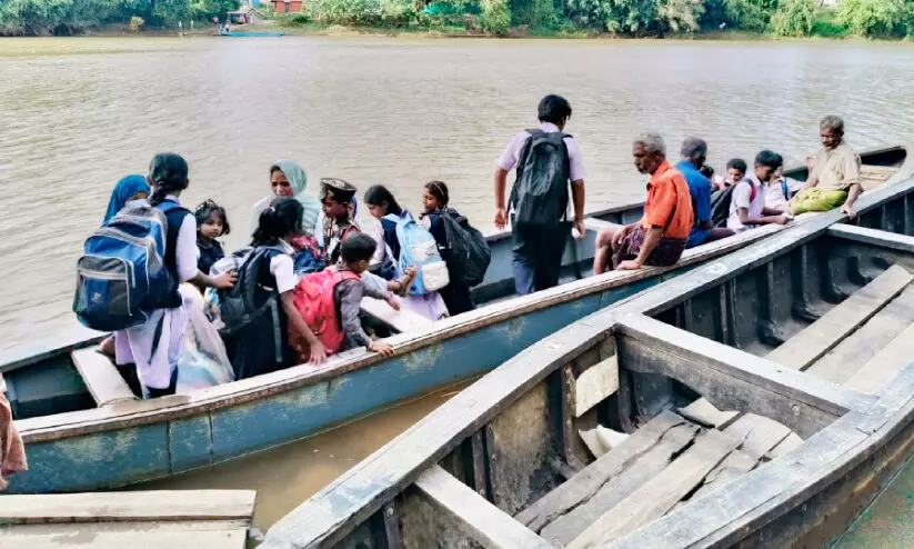 സ്കൂൾ വിദ്യാർഥികൾക്ക് സൗജന്യ തോണിയാത്ര സ്കൂൾ വിദ്യാർഥികൾക്ക് സൗജന്യ തോണിയാത്ര