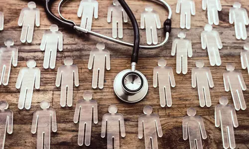 പ​ക​ർ​ച്ച​വ്യാ​ധി പി​ടി​മു​റു​ക്കു​മ്പോ​ഴും പൊ​തു​ജ​നാ​രോ​ഗ്യ നി​യ​മം നോ​ക്കു​കു​ത്തി