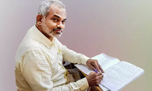 ഇ​ന്ന് അ​ന്ത​ർ​ദേ​ശീ​യ അ​ധ്യാ​പ​ക ദി​നം; വി​ര​മി​ച്ച ശേ​ഷം പി​താ​വി​ന്റെ ആ​ഗ്ര​ഹം സ​ഫ​ലീ​ക​രി​ച്ച് ഉ​മ്മ​ർ അ​ൽ ഹാ​ക്കി​മി