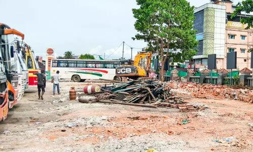 തൃ​ശൂ​ർ കെ.​എ​സ്.​ആ​ർ.​ടി.​സി സ്റ്റാ​ൻ​ഡ്; ഒ​ടു​വി​ൽ ​പൊ​ളിച്ചു തു​ട​ങ്ങി