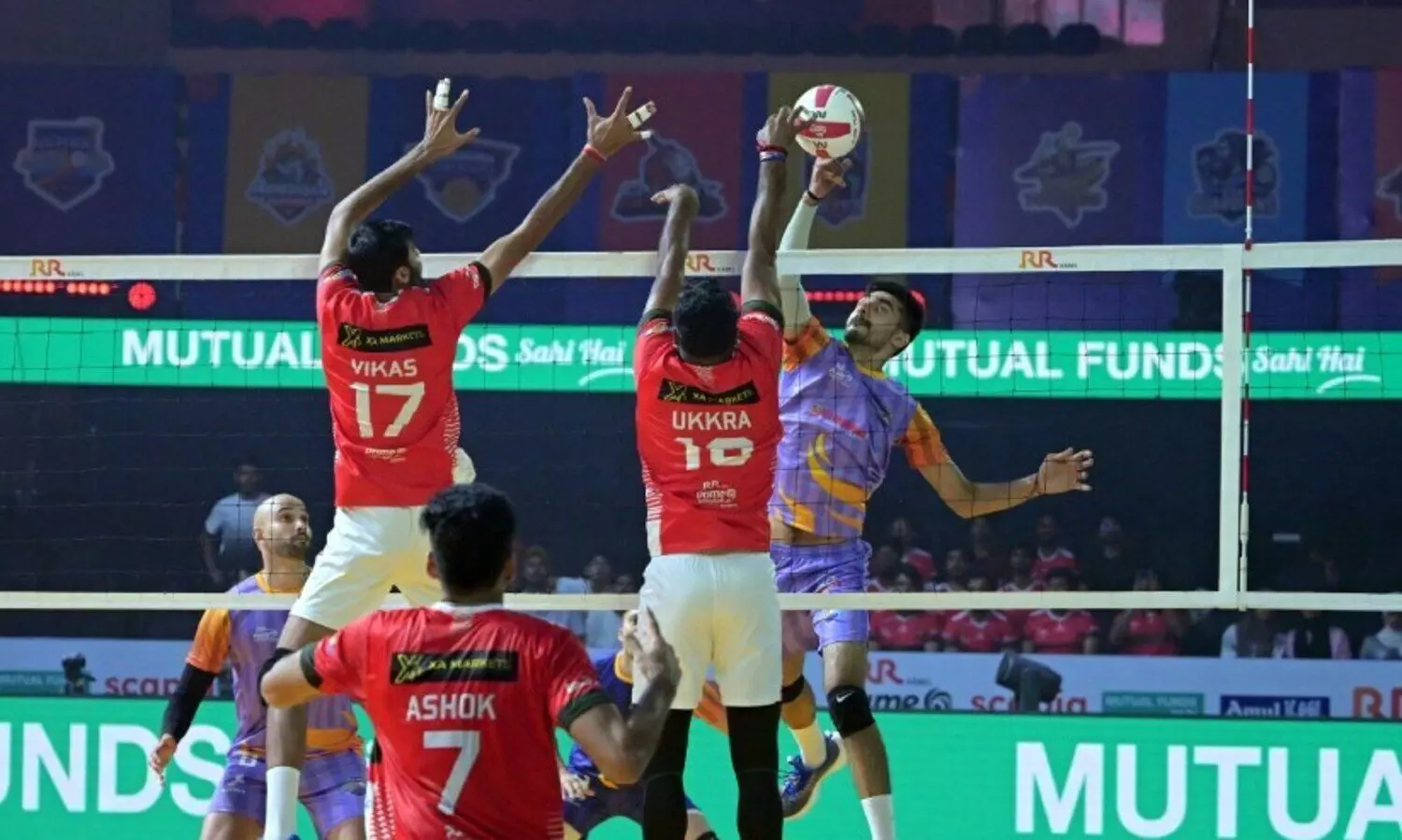 പ്രൈം വോളി: കാലിക്കറ്റ് ഹീറോസിനെ തകര്‍ത്ത് മുംബൈയുടെ വിജയക്കുതിപ്പ്