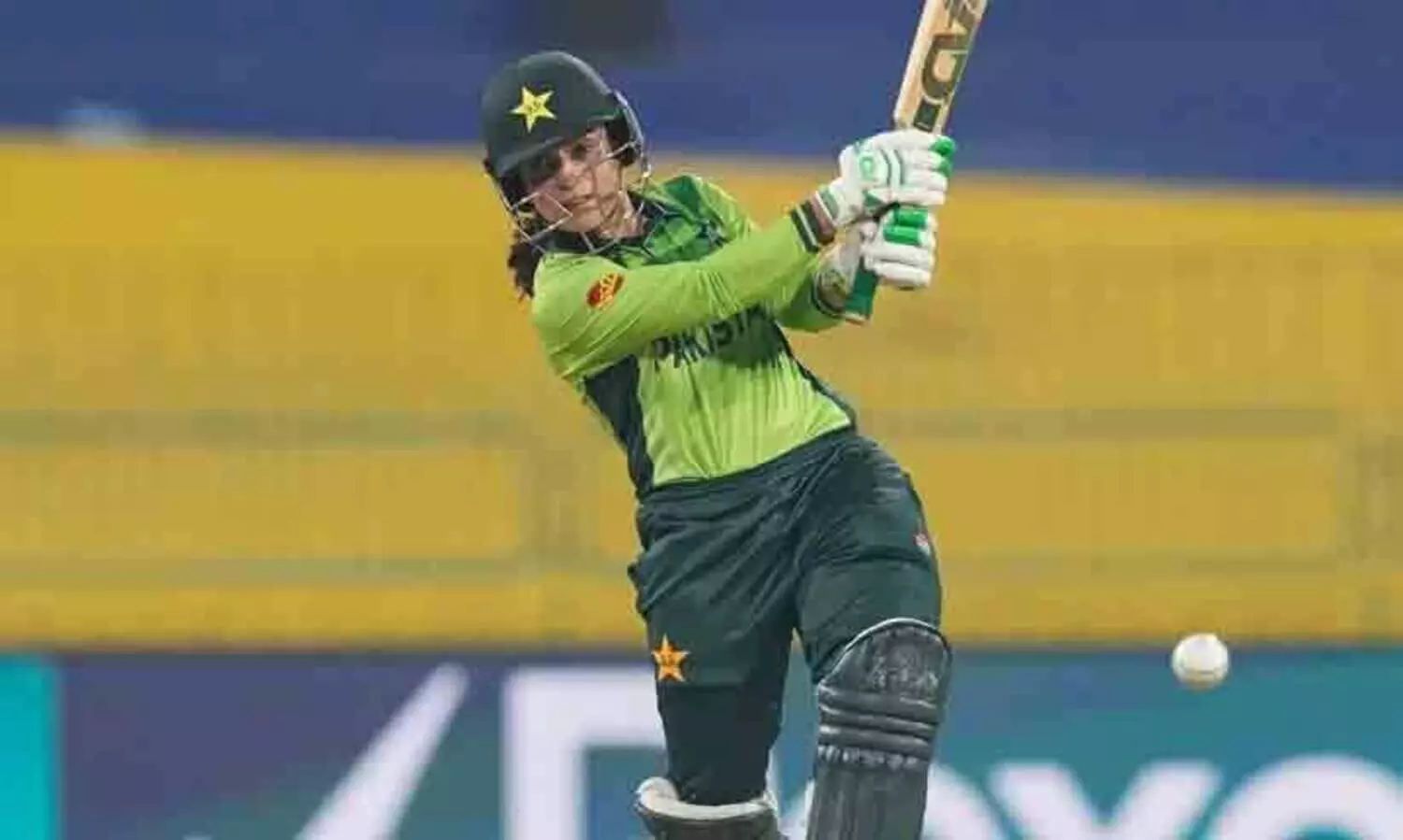 “Level 1 breach ICC Code of Conduct”,“Article 2.2 abuse of cricket equipment”,forcefully hit bat onto pitch”,ICC issues reprimand to Sidra Amin, സിദ്ര അമിൻ, ഐസിസി, ഇന്ത്യ, പാകിസ്താൻ