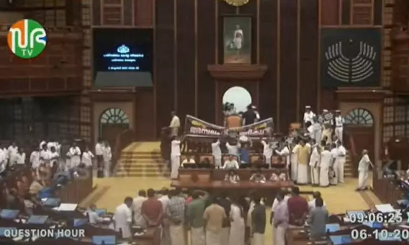 സ്വർണപ്പാളി സഭയിലുന്നയിച്ച് പ്രതിപക്ഷം; സ്പീക്കറെ മറച്ച് ബാനറുയർത്തി, ചോദ്യോത്തരവേള റദ്ദാക്കി