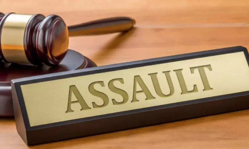 പി​താ​വും മ​ക​നും ചേ​ർ​ന്ന്​ ആ​ക്ര​മി​ച്ചു; യു​വാ​വി​ന് ന​ഷ്ട​പ​രി​ഹാ​രം ന​ൽ​കാ​ൻ വി​ധി