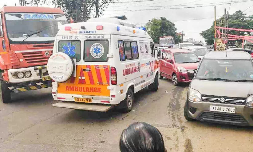കുരുക്കഴിക്കാൻ കഴിയാതെ പെരുമ്പിലാവ് ജങ്ഷൻ;നാലാം ദിനവും പൊറുതിമുട്ടി വാഹന യാത്രക്കാർ
