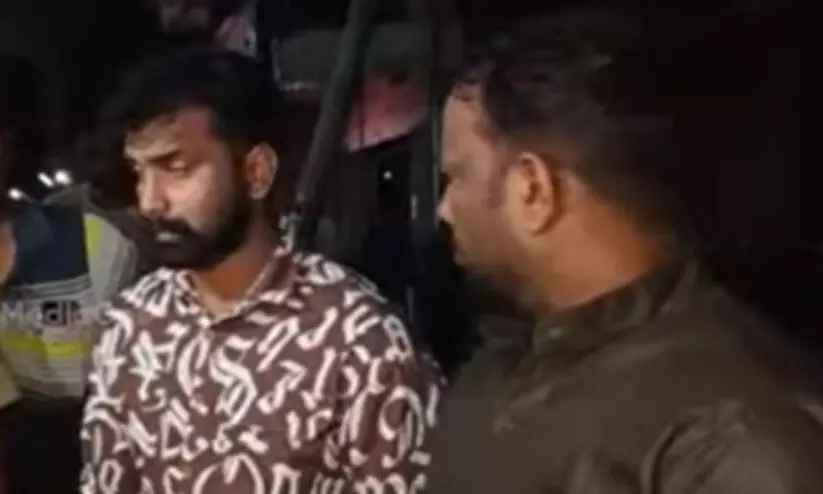 ‘ഞാൻ എം.ഡി.എം.എ കച്ചവടം ചെയ്യുന്നില്ല സാറേ, ഒരാൾ തന്നപ്പോൾ പോക്കറ്റിലിട്ടതാ...’; കൊല്ലത്ത് 300 ഗ്രാം ലഹരിയുമായി രണ്ടുപേർ പിടിയിൽ