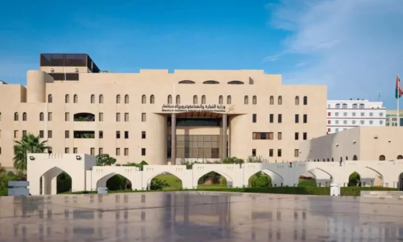 വിദേശ ഉടമസ്ഥതയിലുള്ള എല്ലാ സ്ഥാപനങ്ങളും ഒരു വർഷത്തിനുള്ളിൽ ഒരു ഒമാനി പൗരനെയെങ്കിലും നിയമിക്കണം വിദേശ ഉടമസ്ഥതയിലുള്ള എല്ലാ സ്ഥാപനങ്ങളും ഒരു വർഷത്തിനുള്ളിൽ ഒരു ഒമാനി പൗരനെയെങ്കിലും നിയമിക്കണം