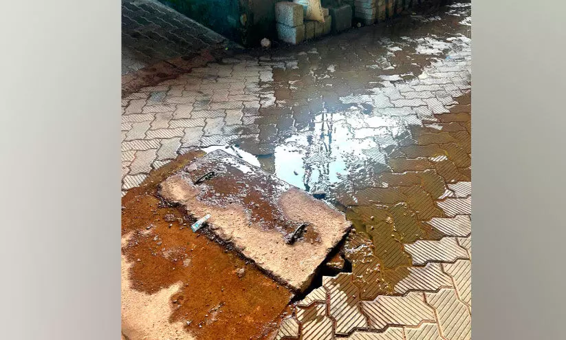 കണ്ണൂർ ജില്ല ആശുപത്രിയിൽ മലിനജലടാങ്ക് പൊട്ടിയൊഴുകുന്നു