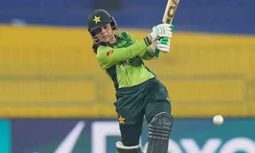 “Level 1 breach ICC Code of Conduct”,“Article 2.2 abuse of cricket equipment”,forcefully hit bat onto pitch”,ICC issues reprimand to Sidra Amin, സിദ്ര അമിൻ, ഐസിസി, ഇന്ത്യ, പാകിസ്താൻ