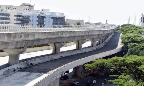 മെ​ട്രോ: ര​ണ്ട് ഡ​ബി​ള്‍ ഡെ​ക്ക​ര്‍ മേ​ൽ​പാ​ല​ങ്ങ​ള്‍കൂടി നി​ർ​മി​ക്കും