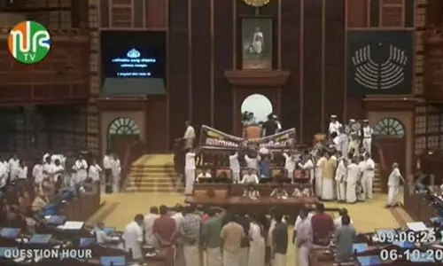 സ്വർണപ്പാളി സഭയിലുന്നയിച്ച് പ്രതിപക്ഷം; സ്പീക്കറെ മറച്ച് ബാനറുയർത്തി, ചോദ്യോത്തരവേള റദ്ദാക്കി