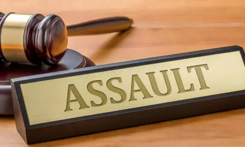 പി​താ​വും മ​ക​നും ചേ​ർ​ന്ന്​ ആ​ക്ര​മി​ച്ചു; യു​വാ​വി​ന് ന​ഷ്ട​പ​രി​ഹാ​രം ന​ൽ​കാ​ൻ വി​ധി