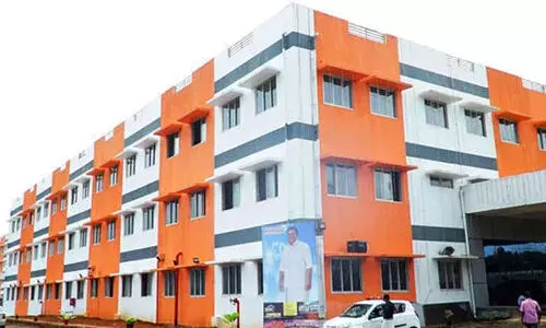 മെ​ഡി​ക്ക​ൽ കോ​ള​ജ് ജീ​വ​ന​ക്കാ​ർ​ക്ക് യൂ​നി​ഫോം അ​ല​ർ​ജി; മി​ക്ക ജീ​വ​ന​ക്കാ​രും ജോ​ലി ചെ​യ്യു​ന്ന​ത് യൂ​നി​ഫോം ധ​രി​ക്കാ​തെ