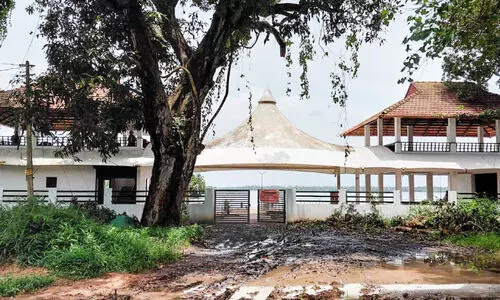 അരൂക്കുറ്റിയിൽ ഹൗസ് ബോട്ട് ടെർമിനൽ നശിക്കുന്നു