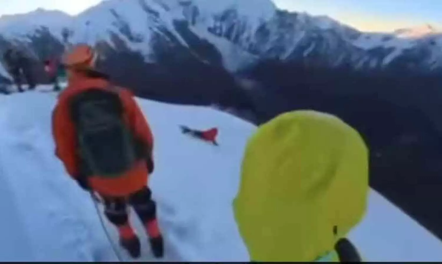 ചൈനയിൽ ഫോട്ടോ എടുക്കാൻ സുരക്ഷാ കയർ അഴിച്ച സഞ്ചാരി പർവതത്തിൽ നിന്ന് വീണ് മരിച്ചു