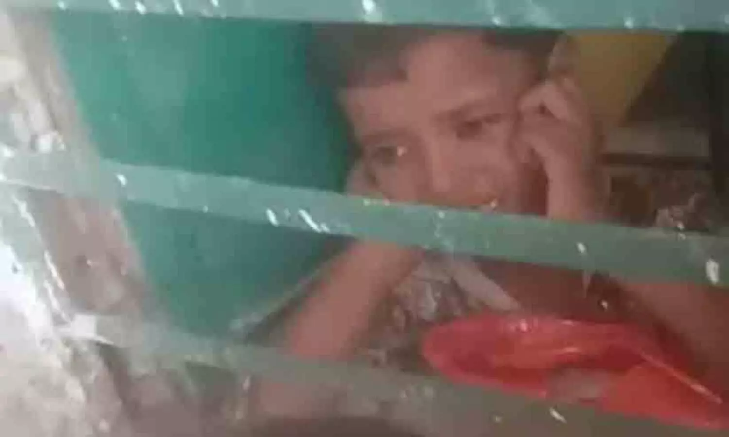 സ്കൂൾ കെട്ടിടത്തിൽ നിന്ന് നിലവിളി, അന്വേഷിച്ചെത്തിയവർ കണ്ടത് ഞെട്ടിക്കുന്ന ദൃശ്യം; ക്ലാസ് മുറിയിൽ പൂട്ടിയിട്ട നിലയിൽ നാലു വയസുകാരി