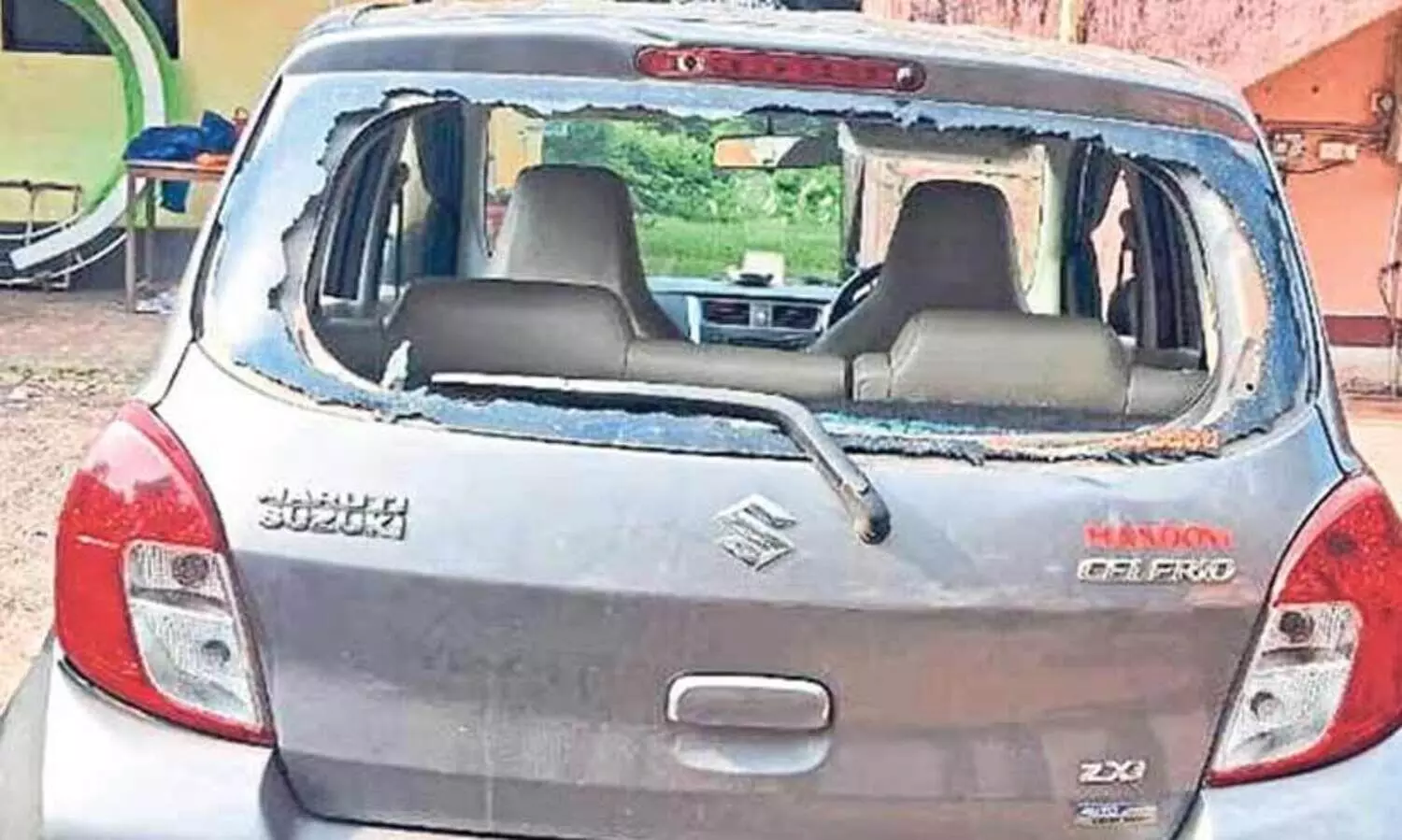 ജാതി സർവേക്കെത്തിയ അധ്യാപികയുടെ കാർ അടിച്ച് തകർത്തു