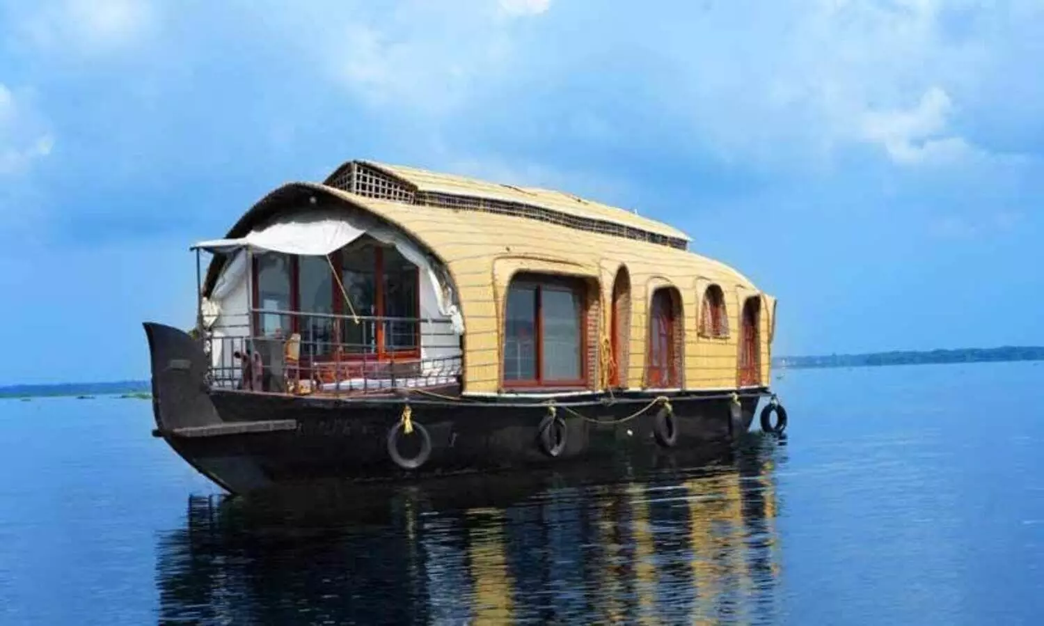 ഹൗസ് ബോട്ടിലെ മേശയുടെ ഗ്ലാസ് പൊട്ടി, ജീവനക്കാരും യാത്രക്കാരും തമ്മിൽ ഏറ്റുമുട്ടി, വിനോദസഞ്ചാരി കുഴഞ്ഞു വീണുമരിച്ചു