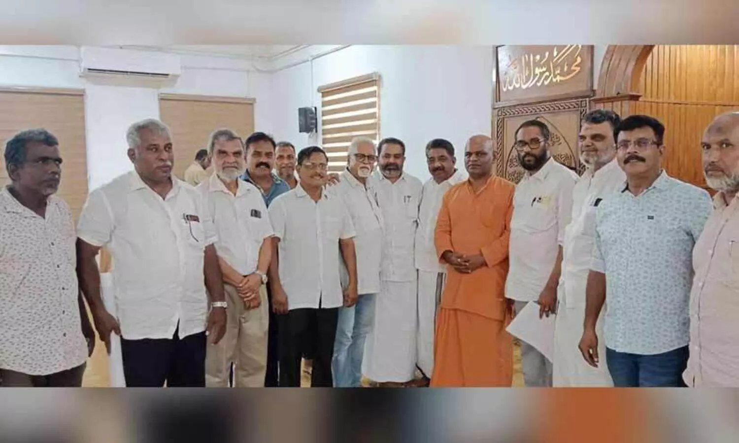 സർവമത സമ്മേളനത്തിന്റെ നൂറാം വാർഷികം: അദ്വൈതാശ്രമം സെക്രട്ടറി സ്വാമി ധർമ ചൈതന്യ ആലുവ ടൗൺ മസ്ജിദ് സന്ദർശിച്ചു