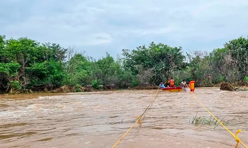 ദാമോദർ നദിയിൽ ഒഴുക്കിൽ ​പെട്ടത് 45 കിലോമീറ്റർ: ഒടുവിൽ സുരക്ഷിതമായി ക​രക്കെത്തി വയോധിക