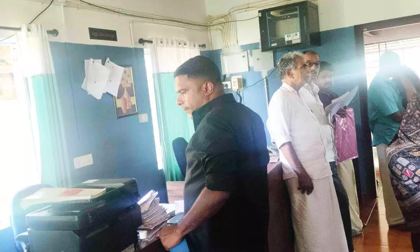 ജീവനക്കാരുടെ കുറവ്; ഉണ്ണികുളം വില്ലേജ് ഓഫിസ് പ്രവർത്തനം താളംതെറ്റുന്നു ജീവനക്കാരുടെ കുറവ്; ഉണ്ണികുളം വില്ലേജ് ഓഫിസ് പ്രവർത്തനം താളംതെറ്റുന്നു