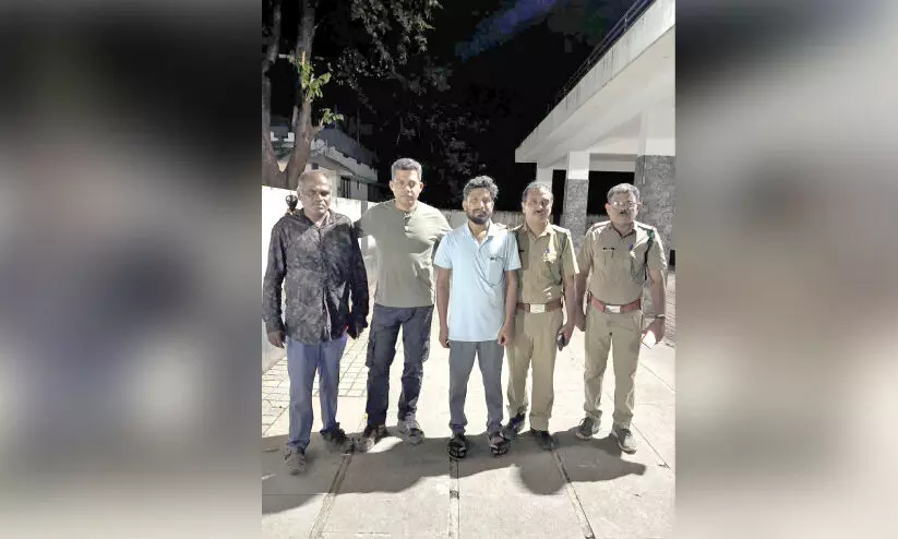 മ​ല​യി​ൽ കു​ടു​ങ്ങി​യ യു​വാ​വി​നെ വ​നം വ​കു​പ്പ് ഉ​ദ്യോ​ഗ​സ്ഥ​ർ ര​ക്ഷി​ച്ചു