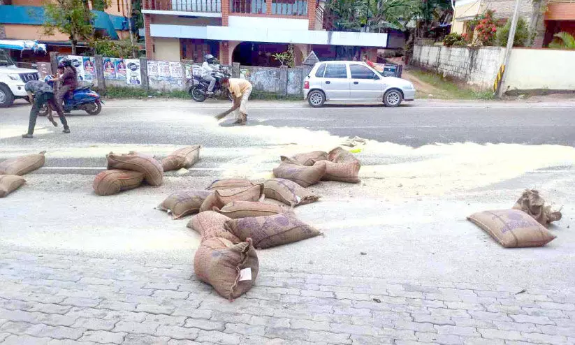 ലോറിയിൽ കൊണ്ടുപോയ അരിച്ചാക്കുകൾ റോഡിൽ പൊട്ടിവീണ്​ ചിതറി