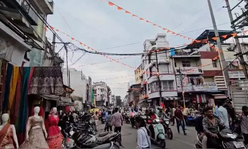 മുസ്ലിംകളെ ബഹിഷ്കരിക്കാനുള്ള ആഹ്വാനം കച്ചവടം ഇല്ലാതാക്കി; ‘നമ്മുടെ സ്വന്തം രാജ്യത്ത് നമ്മളെ തന്നെ എങ്ങനെ ബഹിഷ്കരിക്കുമെന്ന്’ തൊഴിൽ നഷ്ടപ്പെട്ടവർ മുസ്ലിംകളെ ബഹിഷ്കരിക്കാനുള്ള ആഹ്വാനം കച്ചവടം ഇല്ലാതാക്കി; ‘നമ്മുടെ സ്വന്തം രാജ്യത്ത് നമ്മളെ തന്നെ എങ്ങനെ ബഹിഷ്കരിക്കുമെന്ന്’ തൊഴിൽ നഷ്ടപ്പെട്ടവർ