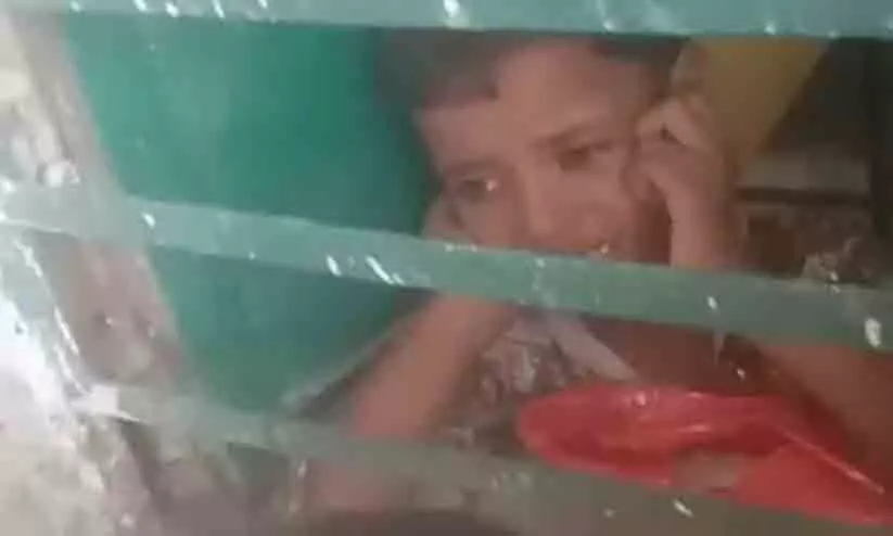 സ്കൂൾ കെട്ടിടത്തിൽ നിന്ന് നിലവിളി, അന്വേഷിച്ചെത്തിയവർ കണ്ടത് ഞെട്ടിക്കുന്ന ദൃശ്യം; ക്ലാസ് മുറിയിൽ പൂട്ടിയിട്ട നിലയിൽ നാലു വയസുകാരി