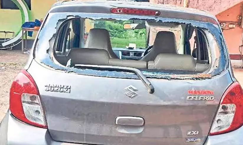 ജാതി സർവേക്കെത്തിയ അധ്യാപികയുടെ കാർ അടിച്ച് തകർത്തു