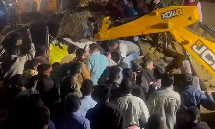 ഹിമാചൽ പ്രദേശിൽ മണ്ണിടിച്ചിൽ; ബസിന് മുകളിലേക്ക് പാറകളിടിഞ്ഞ് വീണു, 15 മരണം ഹിമാചൽ പ്രദേശിൽ മണ്ണിടിച്ചിൽ; ബസിന് മുകളിലേക്ക് പാറകളിടിഞ്ഞ് വീണു, 15 മരണം