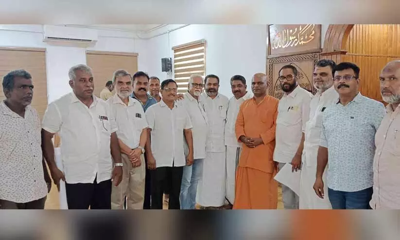 സർവമത സമ്മേളനത്തിന്റെ നൂറാം വാർഷികം: അദ്വൈതാശ്രമം സെക്രട്ടറി സ്വാമി ധർമ ചൈതന്യ ആലുവ ടൗൺ മസ്ജിദ് സന്ദർശിച്ചു