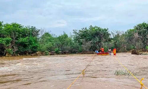 ദാമോദർ നദിയിൽ ഒഴുക്കിൽ ​പെട്ടത് 45 കിലോമീറ്റർ: ഒടുവിൽ സുരക്ഷിതമായി ക​രക്കെത്തി വയോധിക