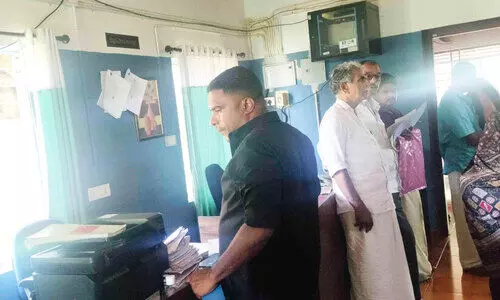 ജീ​വ​ന​ക്കാ​രു​ടെ കു​റ​വ്; ഉ​ണ്ണി​കു​ളം വി​ല്ലേ​ജ് ഓ​ഫി​സ് പ്ര​വ​ർ​ത്ത​നം താ​ളം​തെ​റ്റു​ന്നു