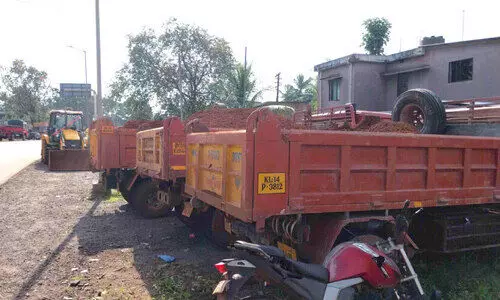 ബദിയടുക്കയിൽ പൊലീസ്​ മണ്ണുവേട്ട; രാ​ത്രി​യും പ​ക​ലും വ്യാ​പ​ക​മാ​യി കു​ന്നി​ടി​ച്ച് ക​ട​ത്തു​ന്നു