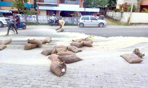ലോറിയിൽ കൊണ്ടുപോയ അരിച്ചാക്കുകൾ റോഡിൽ പൊട്ടിവീണ്​ ചിതറി