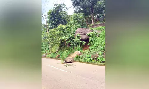 റോഡരികിൽ പാറക്കൂട്ടം; അപകടഭീതി