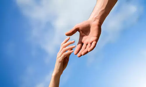 ബസിൽ ബോധരഹിതയായ പെൺകുട്ടിക്ക് സഹായമായി ജീവനക്കാർ