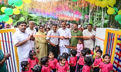 ശീ​തീ​ക​രി​ച്ച സ്മാ​ര്‍ട്ട് അം​ഗ​ന്‍വാ​ടി​ക​ള്‍ കു​രു​ന്നു​ക​ള്‍ക്ക് സ​മ​ര്‍പ്പി​ച്ചു