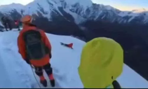 ചൈനയിൽ ഫോട്ടോ എടുക്കാൻ സുരക്ഷാ കയർ അഴിച്ച സഞ്ചാരി പർവതത്തിൽ നിന്ന് വീണ് മരിച്ചു