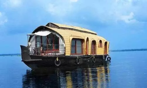 ഹൗസ് ബോട്ടിലെ മേശയുടെ ഗ്ലാസ് പൊട്ടി, ജീവനക്കാരും യാത്രക്കാരും തമ്മിൽ ഏറ്റുമുട്ടി, വിനോദസഞ്ചാരി കുഴഞ്ഞു വീണുമരിച്ചു