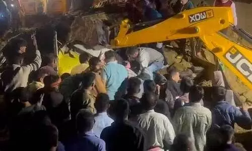 ഹിമാചൽ പ്രദേശിൽ മണ്ണിടിച്ചിൽ; ബസിന് മുകളിലേക്ക് പാറകളിടിഞ്ഞ് വീണു, 15 മരണം