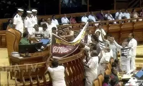 ‘‘ചെമ്പെടാ ഇത് ചെമ്പെടാ.. സ്വർണമല്ല ചെമ്പെടാ..’’; തുളച്ചുകയറി മുദ്രാവാക്യം; പുളഞ്ഞ് ഭരണപക്ഷം