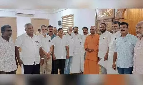 സർവമത സമ്മേളനത്തിന്റെ നൂറാം വാർഷികം: അദ്വൈതാശ്രമം സെക്രട്ടറി സ്വാമി ധർമ ചൈതന്യ ആലുവ ടൗൺ മസ്ജിദ് സന്ദർശിച്ചു