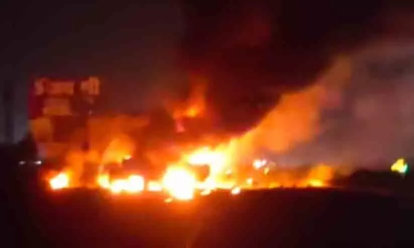 ജയ്പൂർ-അജ്മീർ ഹൈവേയിൽ എൽ.പി.ജി സിലിണ്ടർ ട്രക്കിൽ ടാങ്കറിടിച്ച് വൻ സ്ഫോടനം ജയ്പൂർ-അജ്മീർ ഹൈവേയിൽ എൽ.പി.ജി സിലിണ്ടർ ട്രക്കിൽ ടാങ്കറിടിച്ച് വൻ സ്ഫോടനം